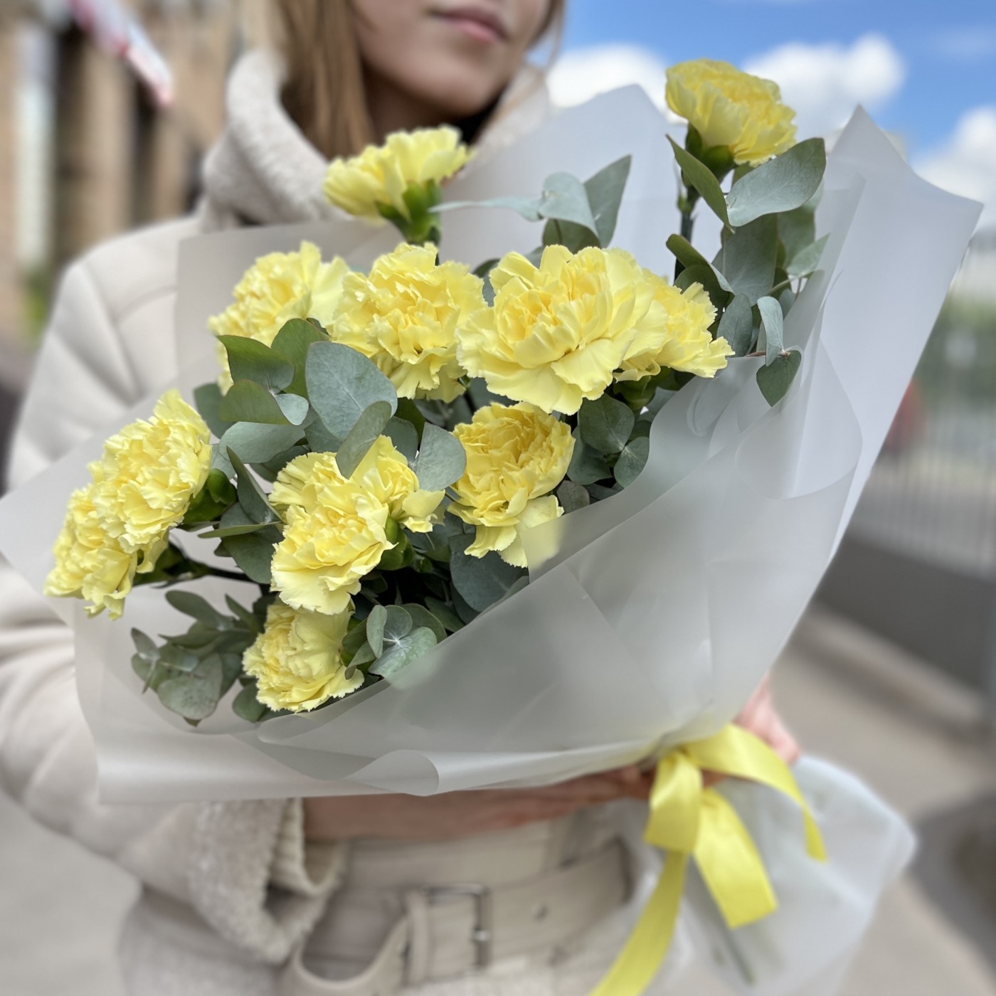 Букет из 11 желтых гвоздик с желтой лентой, Голландия